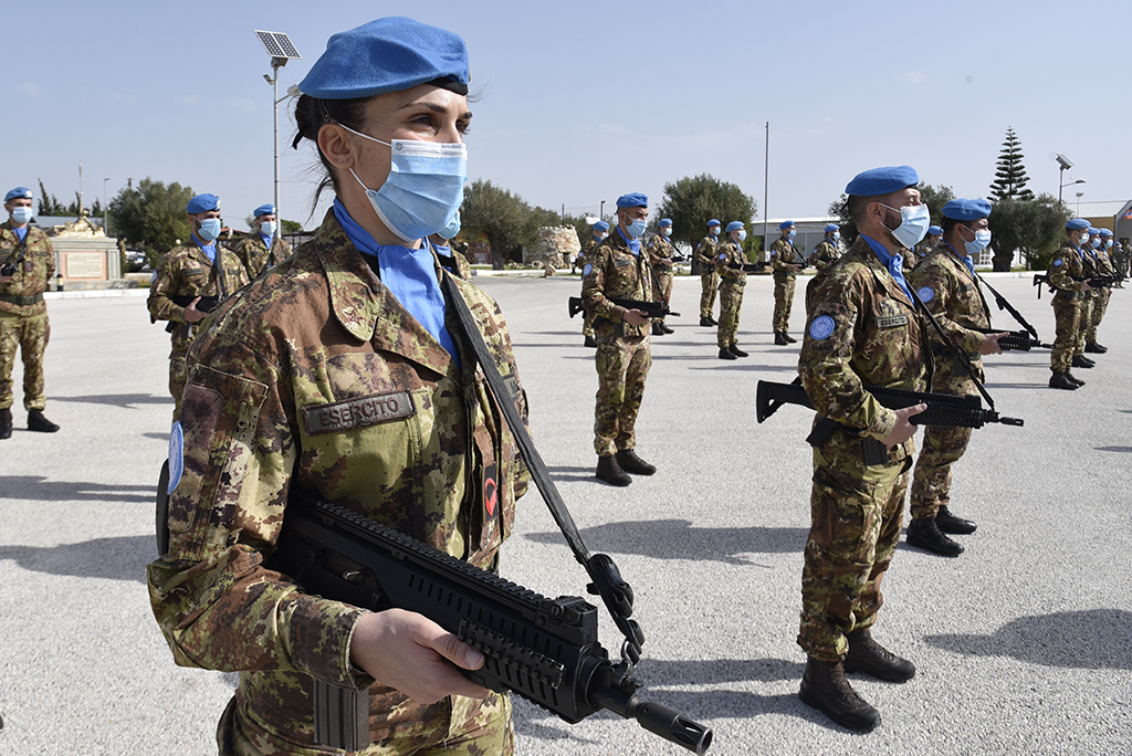Soldatessa del contingente italiano (2) (002)