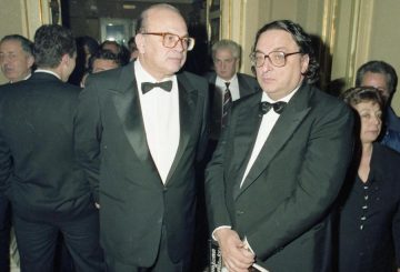 Bettino Craxi e Gianni De Michelis al Teatro La Scala di Milano, Italia, 7 dicembre 1990. ANSA/OLDPIX