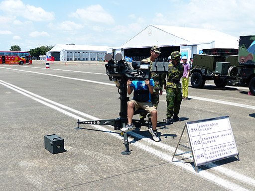Visitor Operate FIM-92 Stinger Twin Launchers with Soldier 20130810b