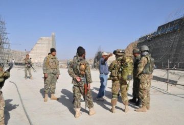 02 militari italiani e afghani presso la diga di Salma (2)