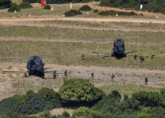 Foto 10 Un momento dello sbarco delle unità terrestri dagli elicotteri UH-90 (002)