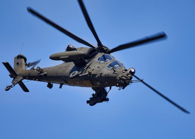 Foto 5 un elicottrero AH-129 in fase di manovra_ (002)