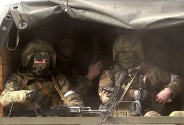CRIMEA, RUSSIA - FEBRUARY 24, 2022: Servicemen ride on a military truck to the Chongar checkpoint on the Ukrainian border. Early on February 24, President Putin announced a special military operation to be conducted by the Russian Armed Forces in response to appeals for help from the leaders of the Donetsk and Lugansk People's Republics. Sergei Malgavko/TASS Ðîññèÿ. Ðåñïóáëèêà Êðûì. Ðîññèéñêèå âîåííîñëóæàùèå â ðàéîíå ïðîïóñêíîãî ïóíêòà Ïåðåêîï ðîññèéñêî-óêðàèíñêîé ãðàíèöû. Óòðîì 24 ôåâðàëÿ ïðåçèäåíò ÐÔ Âëàäèìèð Ïóòèí îáúÿâèë, ÷òî â îòâåò íà îáðàùåíèå ðóêîâîäèòåëåé Ëóãàíñêîé è Äîíåöêîé íàðîäíûõ ðåñïóáëèê îí ïðèíÿë ðåøåíèå î ïðîâåäåíèè ñïåöèàëüíîé âîåííîé îïåðàöèè. Ñåðãåé Ìàëüãàâêî/ÒÀÑÑ