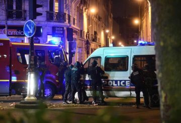 epa05023832 Police officers gather outside the Bataclan concert venue in Paris, France, 13 November 2015, where a gunman has reportedly taken people hostage. At least 26 people have died in attacks in Paris on 13 November after reports of a shootout and explosions near the Stade de France stadium. EPA/CHRISTOPHE PETIT TESSON