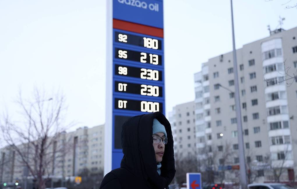 NUR-SULTAN, KAZAKHSTAN – JANUARY 5, 2022: A person walks past a price board at a filling station. Valery Sharifulin/TASS Êàçàõñòàí. Íóð-Ñóëòàí. Ïðîõîæèé âîçëå òàáëî ñ öåíàìè íà òîïëèâî íà îäíîé èç àâòîçàïðàâî÷íûõ ñòàíöèé. Âàëåðèé Øàðèôóëèí/ÒÀÑÑ