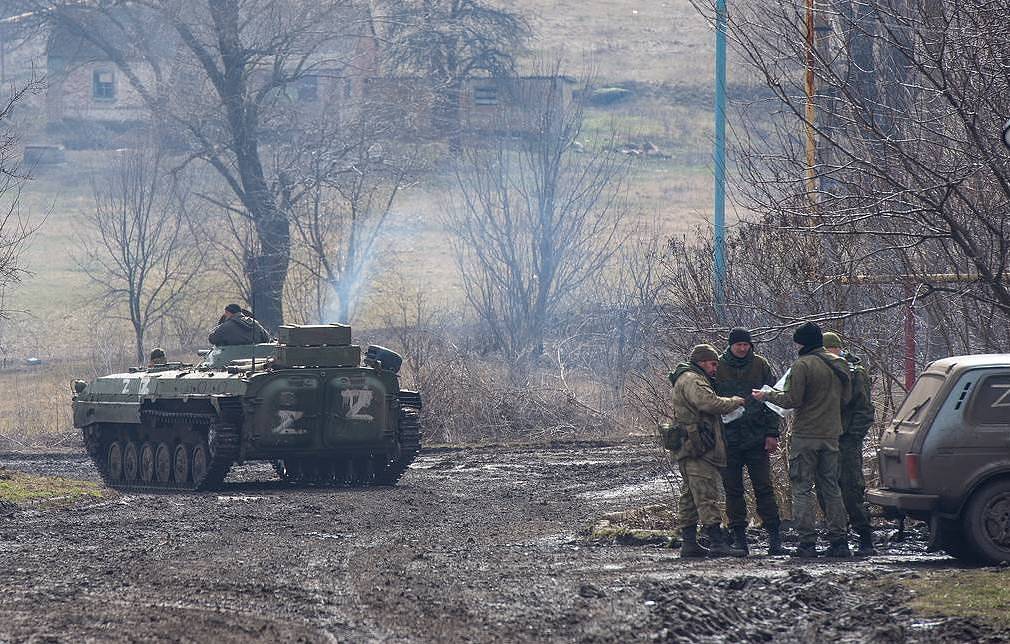 UKRAINE - MARCH 6, 2022: Servicemen of the People's Militia of the Donetsk People's Republic and military hardware in the Ukrainian village of Bugas recently taken under control by the Donetsk People's Republic troops. Tension began to escalate in Donbass on 17 February, with the Donetsk People's Republic and the Lugansk People's Republic reporting the most intense shellfire in months. Early on 24 February, Russia's President Putin announced his decision to launch a special military operation in response to requests from the leaders of the Donetsk People's Republic and the Lugansk People's Republic. Taisiya Vorontsova/TASS Óêðàèíà. Äîíåöêàÿ îáëàñòü. Âîåííîñëóæàùèå Íàðîäíîé ìèëèöèè Äîíåöêîé íàðîäíîé ðåñïóáëèêè (ÄÍÐ) è âîåííàÿ òåõíèêà íà òåððèòîðèè ñåëà Áóãàñ, ïåðåøåäøåãî ïîä êîíòðîëü ÄÍÐ. Ñèòóàöèÿ íà ëèíèè ñîïðèêîñíîâåíèÿ â Äîíáàññå îáîñòðèëàñü óòðîì 17 ôåâðàëÿ. Â ÄÍÐ è ËÍÐ ñîîáùèëè î ñàìûõ èíòåíñèâíûõ çà ïîñëåäíèå ìåñÿöû îáñòðåëàõ ñî ñòîðîíû Óêðàèíû. 24 ôåâðàëÿ ïðåçèäåíò ÐÔ Âëàäèìèð Ïóòèí îáúÿâèë î íà÷àëå âîåííîé ñïåöîïåðàöèè â îòâåò íà îáðàùåíèå ãëàâ ÄÍÐ è ËÍÐ îá îêàçàíèè âîåííîé ïîìîùè. Òàèñèÿ Âîðîíöîâà/ÒÀÑÑ