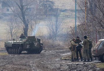 UKRAINE - MARCH 6, 2022: Servicemen of the People's Militia of the Donetsk People's Republic and military hardware in the Ukrainian village of Bugas recently taken under control by the Donetsk People's Republic troops. Tension began to escalate in Donbass on 17 February, with the Donetsk People's Republic and the Lugansk People's Republic reporting the most intense shellfire in months. Early on 24 February, Russia's President Putin announced his decision to launch a special military operation in response to requests from the leaders of the Donetsk People's Republic and the Lugansk People's Republic. Taisiya Vorontsova/TASS Óêðàèíà. Äîíåöêàÿ îáëàñòü. Âîåííîñëóæàùèå Íàðîäíîé ìèëèöèè Äîíåöêîé íàðîäíîé ðåñïóáëèêè (ÄÍÐ) è âîåííàÿ òåõíèêà íà òåððèòîðèè ñåëà Áóãàñ, ïåðåøåäøåãî ïîä êîíòðîëü ÄÍÐ. Ñèòóàöèÿ íà ëèíèè ñîïðèêîñíîâåíèÿ â Äîíáàññå îáîñòðèëàñü óòðîì 17 ôåâðàëÿ. Â ÄÍÐ è ËÍÐ ñîîáùèëè î ñàìûõ èíòåíñèâíûõ çà ïîñëåäíèå ìåñÿöû îáñòðåëàõ ñî ñòîðîíû Óêðàèíû. 24 ôåâðàëÿ ïðåçèäåíò ÐÔ Âëàäèìèð Ïóòèí îáúÿâèë î íà÷àëå âîåííîé ñïåöîïåðàöèè â îòâåò íà îáðàùåíèå ãëàâ ÄÍÐ è ËÍÐ îá îêàçàíèè âîåííîé ïîìîùè. Òàèñèÿ Âîðîíöîâà/ÒÀÑÑ