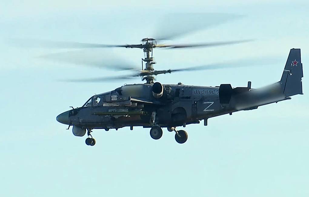 UKRAINE – MARCH, 2022: Pictured in this video screen grab is a Kamov Ka-52 helicopters of Russia’s Aerospace Forces. The helicopter crew's mission included delivering airstrikes on military facilities of the Ukrainian Armed Forces, covering Mil Mi-8 transport military helicopters, and providing aerial escort to military convoys including those carrying relief consignments. The Russian Armed Forces are carrying out a special military operation in Ukraine. Russian Defence Ministry/TASS A STILL IMAGE FROM A VIDEO PROVIDED 22 MARCH 2022 BY A THIRD PARTY. IT IS DISTRIBUTED EXACTLY AS RECEIVED AS A SERVICE FOR CLIENTS. EDITORIAL USE ONLY Óêðàèíà. Âåðòîëåò Êà-52 Âîçäóøíî-êîñìè÷åñêèõ ñèë ÐÔ. Ýêèïàæ âåðòîëåòà Êà-52 âûïîëíÿë çàäà÷è ïî íàíåñåíèþ àâèàöèîííûõ óäàðîâ ïî îáúåêòàì âîåííîé èíôðàñòðóêòóðû ÂÑÓ, ïðèêðûòèþ òðàíñïîðòíî-áîåâûõ âåðòîëåòîâ Ìè-8, âîçäóøíîìó ñîïðîâîæäåíèþ âîåííûõ êîëîíí, â òîì ÷èñëå ñ ãóìàíèòàðíûì ãðóçîì. Âîîðóæåííûå ñèëû ÐÔ ïðîâîäÿò ñïåöèàëüíóþ âîåííóþ îïåðàöèþ íà Óêðàèíå. Ñíèìîê ñ âèäåî. Ìàêñèìàëüíî âîçìîæíîå êà÷åñòâî. Ïðåññ-ñëóæáà Ìèíîáîðîíû ÐÔ/ÒÀÑÑ ÏÐÅÄÎÑÒÀÂËÅÍÎ ÒÐÅÒÜÅÉ ÑÒÎÐÎÍÎÉ 22 ÌÀÐÒÀ 2022 ÃÎÄÀ È ÐÀÑÏÐÎÑÒÐÀÍßÅÒÑß ÒÀÑÑ ÁÅÇ ÂÍÅÑÅÍÈß ÈÇÌÅÍÅÍÈÉ. ÒÎËÜÊÎ ÄËß ÐÅÄÀÊÖÈÎÍÍÎÃÎ ÈÑÏÎËÜÇÎÂÀÍÈß