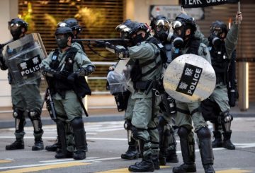 2019-12-11T044724Z_2_LYNXMPEFBA07V_RTROPTP_4_HONGKONG-PROTESTS-696x464