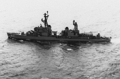 Taiwanese destroyer Liao Yang (DDG-921) underway 1993