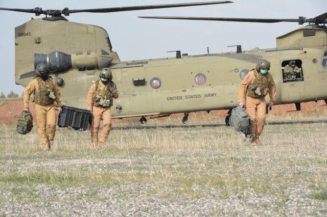 4_I tecnici dell'AVES con l'attrezzatura e le parti di ricambio necessarie (003)