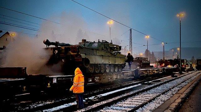 10. Caricamento dei mezzi corazzati sul vettore ferroviario