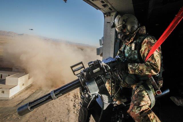 1 FOTO APERTURA A bordo di un NH-90 in avvicinamento al punto di recupe.._ (002)