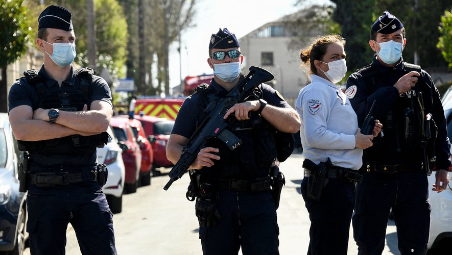 French police officials block off a street near the police station in Rambouillet, south-west of Paris, on April 23, 2021, after a woman was stabbed to death. - A woman was stabbed to death at police station in Rambouillet near Paris after an attack by a Tunisian man who was shot dead according to police sources. (Photo by Bertrand GUAY / AFP)