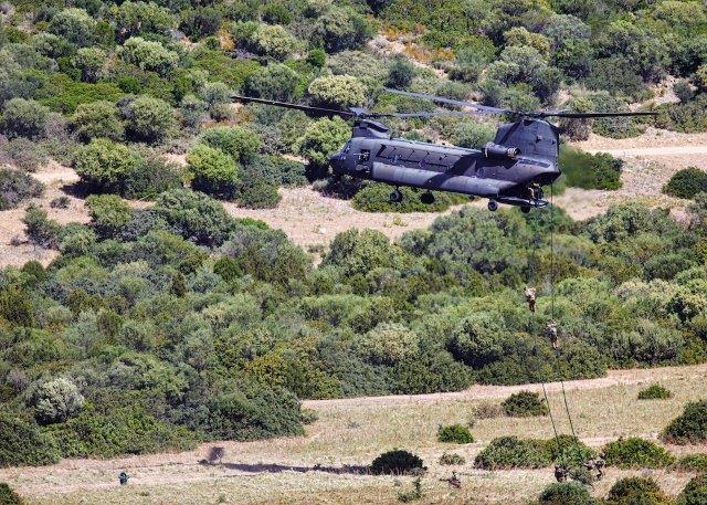 Foto 9 Inserzioine del personale da un elicottero CH-47F (002)