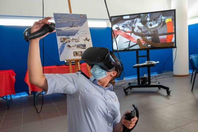 Una frequentatrice del corso manutentori a Caserta prova i modelli di realtà virtuale (002)
