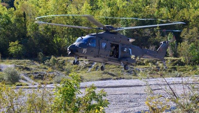 12 - UH-90 in fase di atterraggio a per permettere lo sbarco della fanteria aeromobile (002)