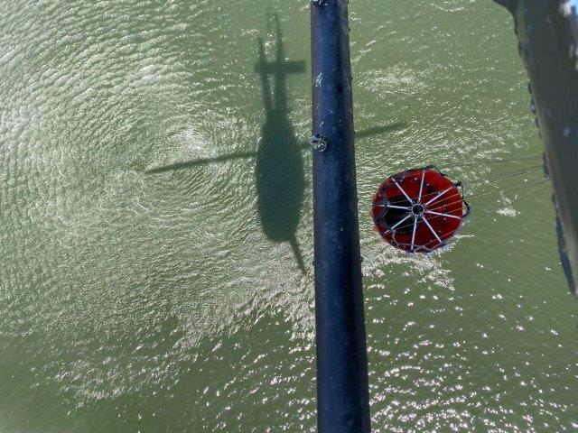 Foto 7. Inizio di rifornimento idrico di un HH-412 del 2 Sirio in Calabria (002)