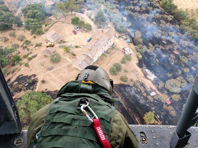 Foto 8. Uno specialista del 3 REOS dopo un lancio d'acqua in Umbria (002)