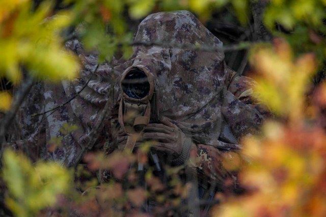 Foto 3 - un paracadutista esploratore durante l'osservazione dell'obiettivo (002)