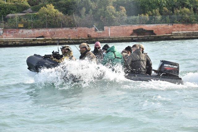 2 ESFILTRAZIONE DEL PERSONALE CIVILE CON BATTELLO PNEUMATICO ZODIAC F470 (002)