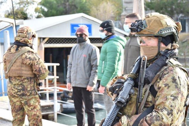 3 MOMENTO DELLA SIMULAZIONE DEL RECUPERO DEL PERSONALE CIVILE DA EVACUARE (002)